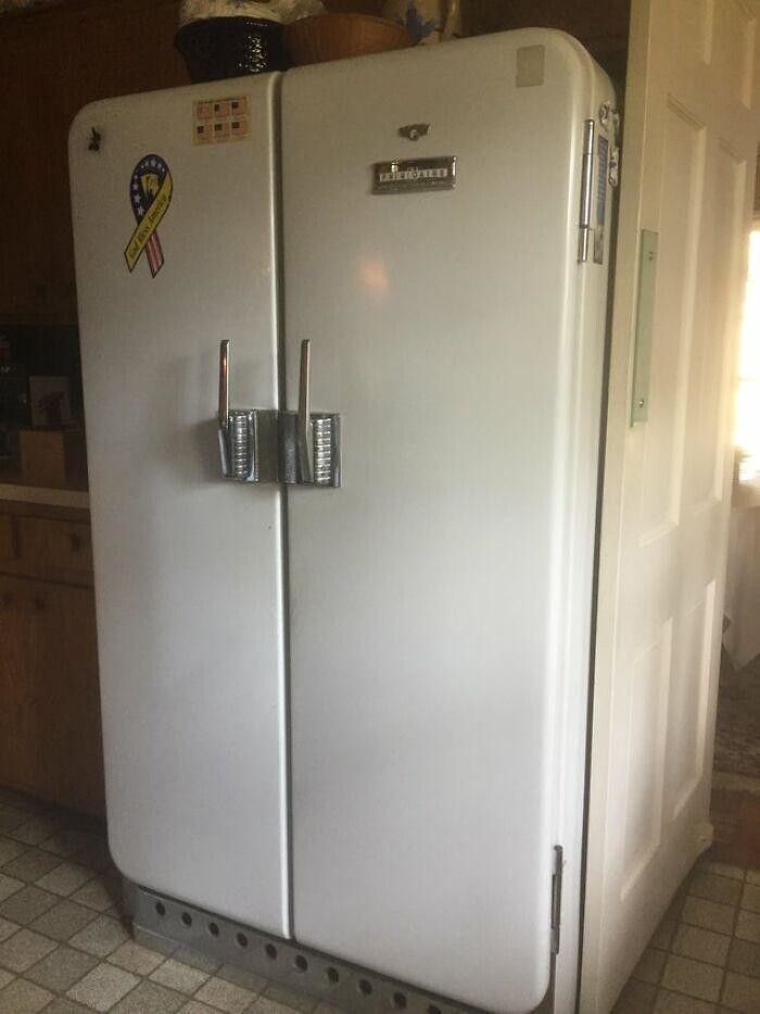 "У бабушки есть холодильник времен Второй мировой войны, и он все еще работает без сбоев!"