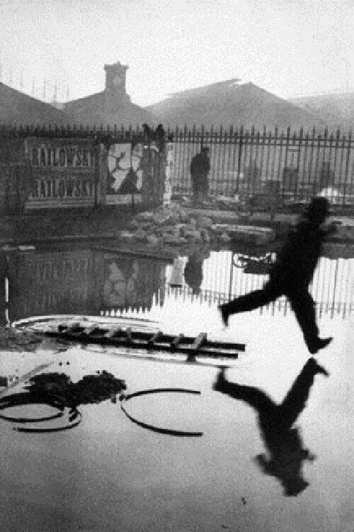 Анри Картье-Брессон, "Человек, прыгающий через лужу", 1930 г.