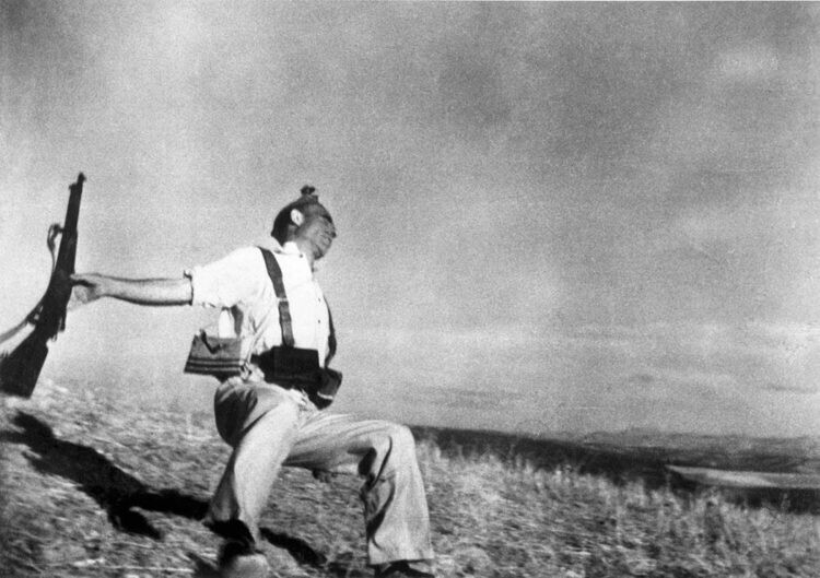 Роберт Капа, "Падающий солдат", 1936