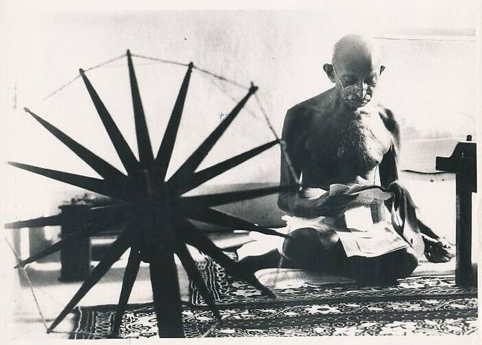 Маргарет Бурк-Уайт, "Ганди и вращающееся колесо", 1946