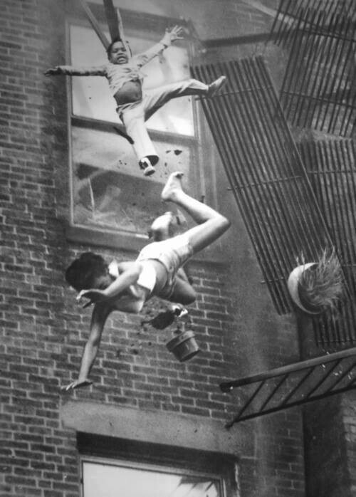 Стэнли Форман, "Женщина, падающая с пожарной лестницы", 1975 г.