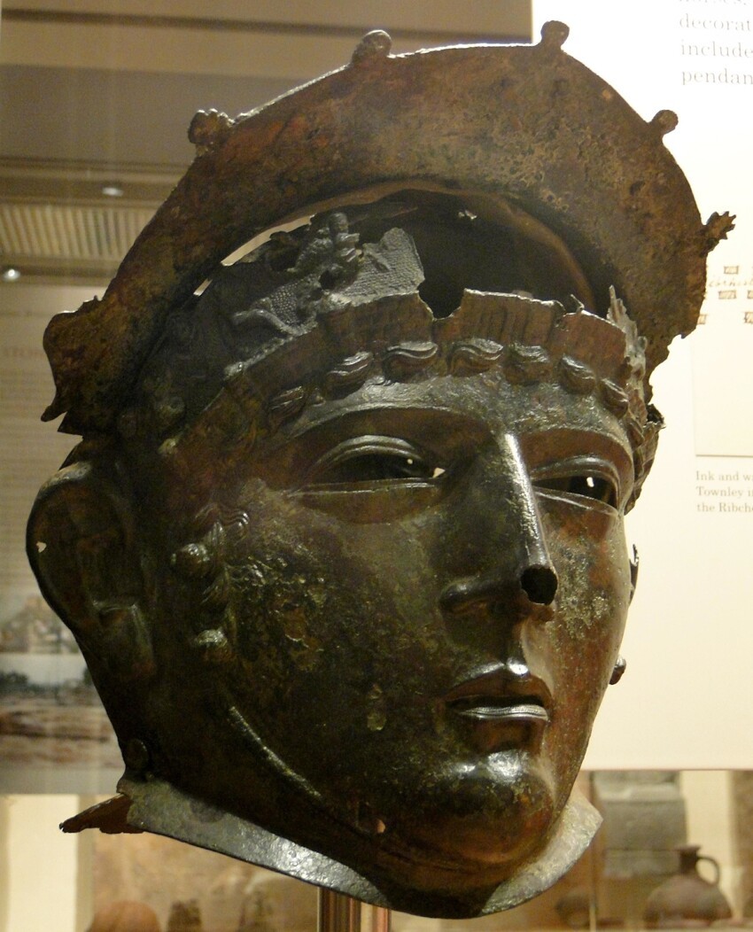 По словам Арриана Никомидийского, римского губернатора провинции, шлемы-маски использовались исключительно на конных парадах и спортивных имитационных боях, которые назывались «гимназия гиппика».