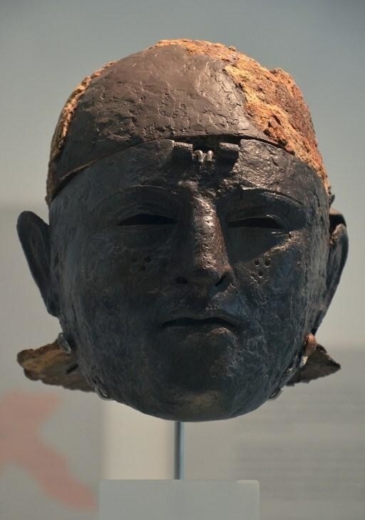 Кавалерийский шлем с маской для лица, найденный в Новиомагусе (плато Копс), Museum het Valkhof, Неймеген (Нидерланды)