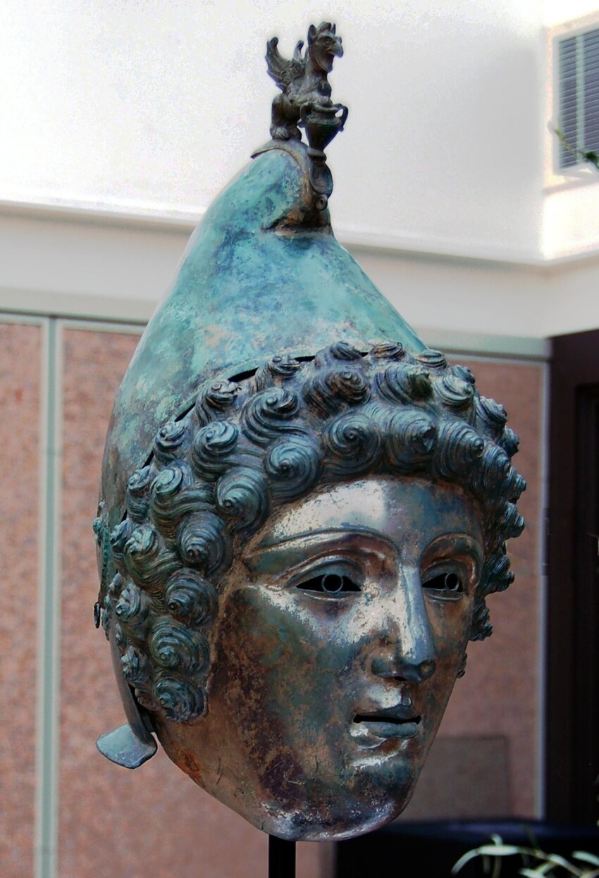 Шлем Кросби-Гаррет — древнеримский шлем, изготовленный из медного сплава примерно в I - III веке нашей эры