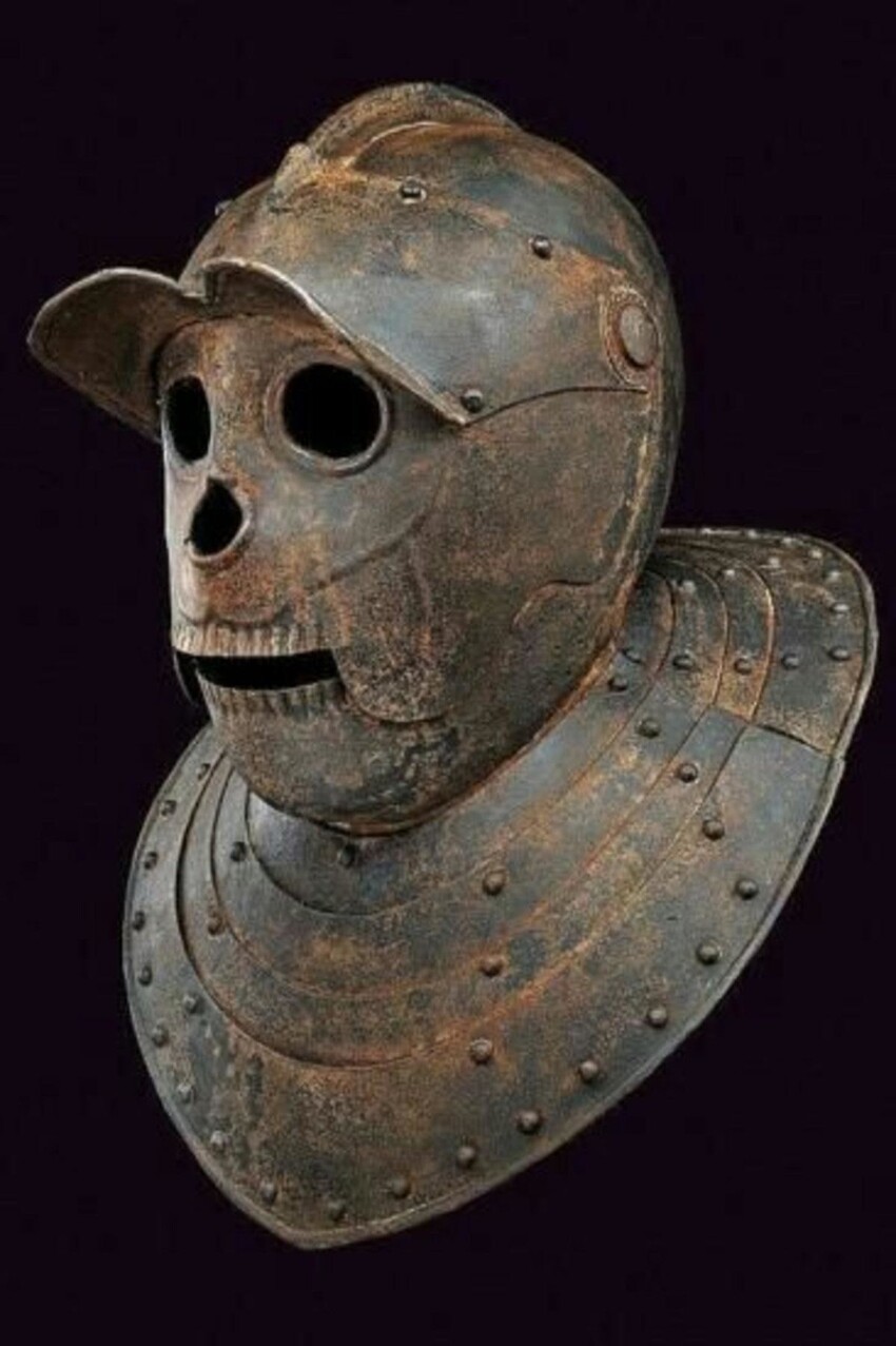 Кому интересно - Вики про средневековые шлемы