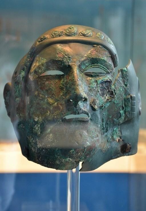 Лицевая маска кавалерийского шлема, второй век, из Дарномагуса (Дормаген), Рейнишес Ландесмузеум, Бонн (Германия)