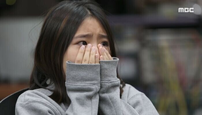 Дети Кима (их в семье пять) тоже плакали, наблюдая за тем, как отец общается с их умершей мамой