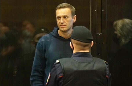 Что делают 18 дипломатов разных стран на суде Навального?