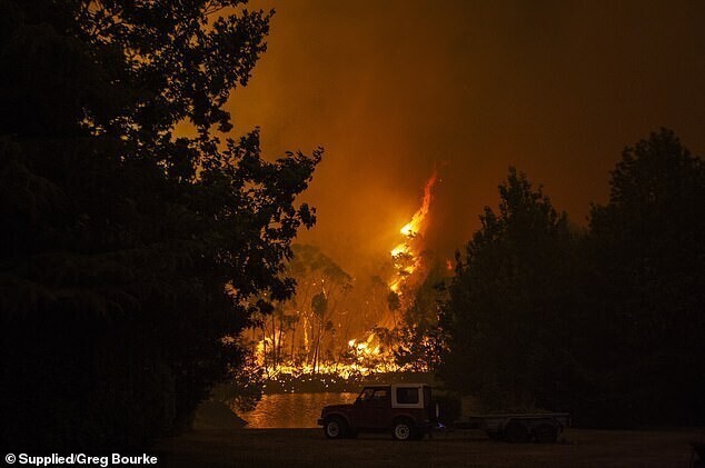 Снимок лесного пожара на горе Госперс, сделанный Грегом Бурком