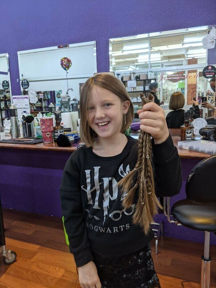 30. "Моя 8-летняя дочь в течение двух лет отращивала волосы, чтобы пожертвовать их благотворительной организации, которая изготавливает парики для больных раком детей"