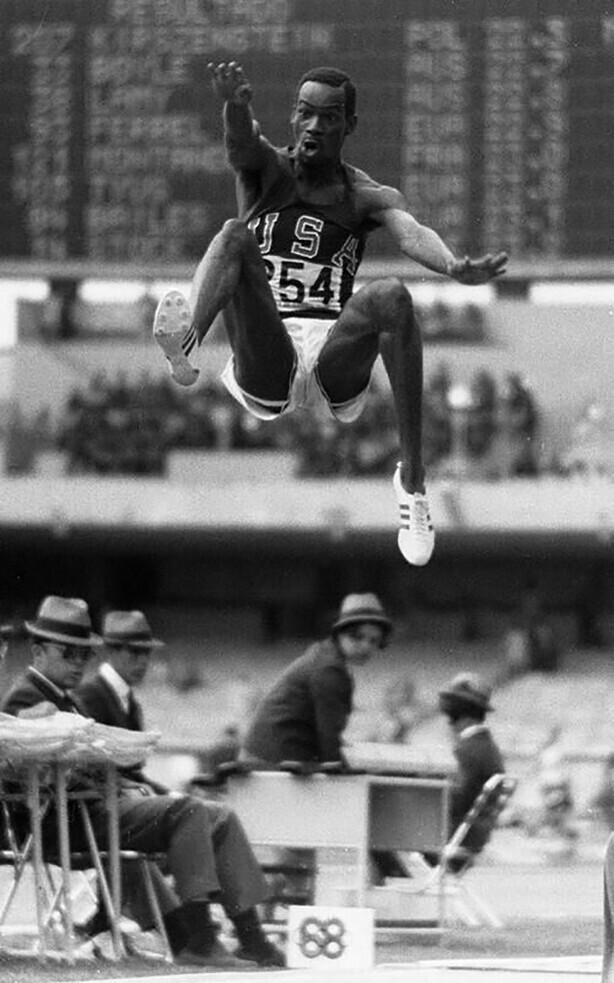 Боб Бимон устанавливает мировой рекорд в прыжках в длину — 8 м. 90 см. Мехико, 1968 год