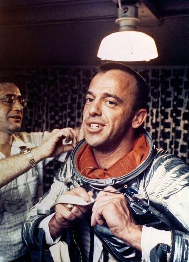 Алан Шепард, первый американец, полетевший в космос,одевает скафандр перед полётом