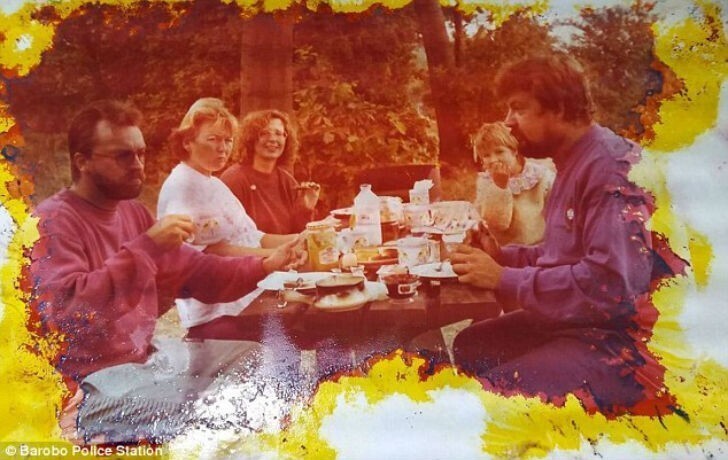 На борту яхты были найдены фотоальбомы с семейными фотографиями. На этой фотографии Манфред с женой и, предположительно, дочерью и друзьями на пикнике.