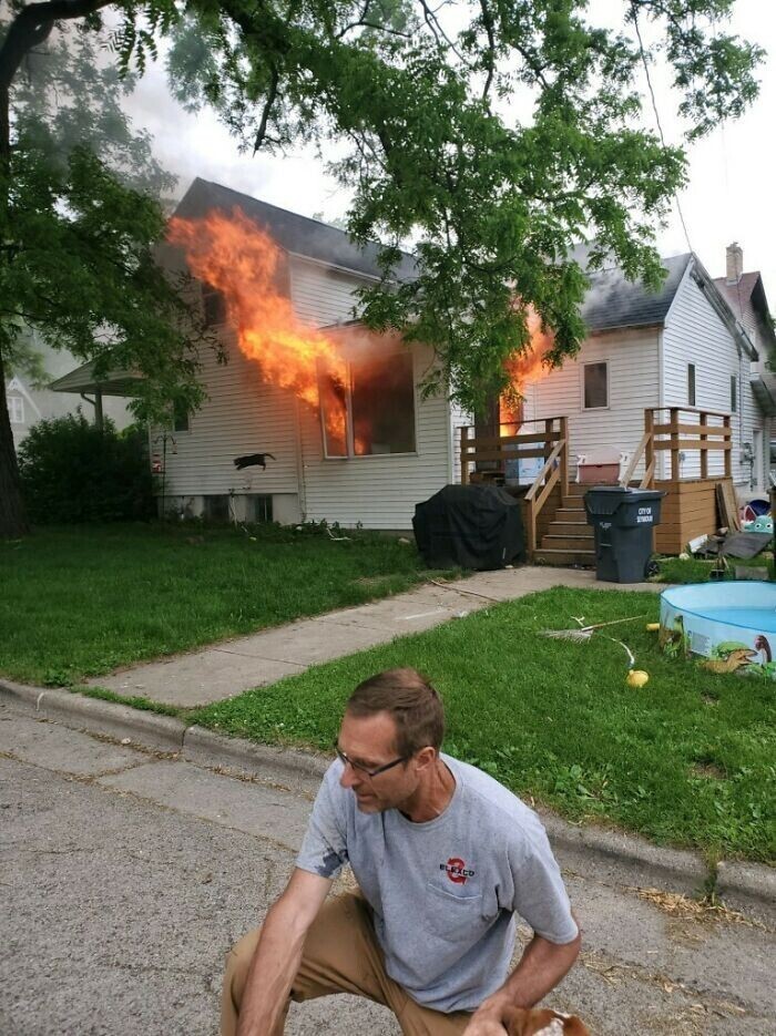 "Этот мужчина спас нашу собаку из горящего дома. А на заднем фоне видно, как наш кот прыгает из окна"
