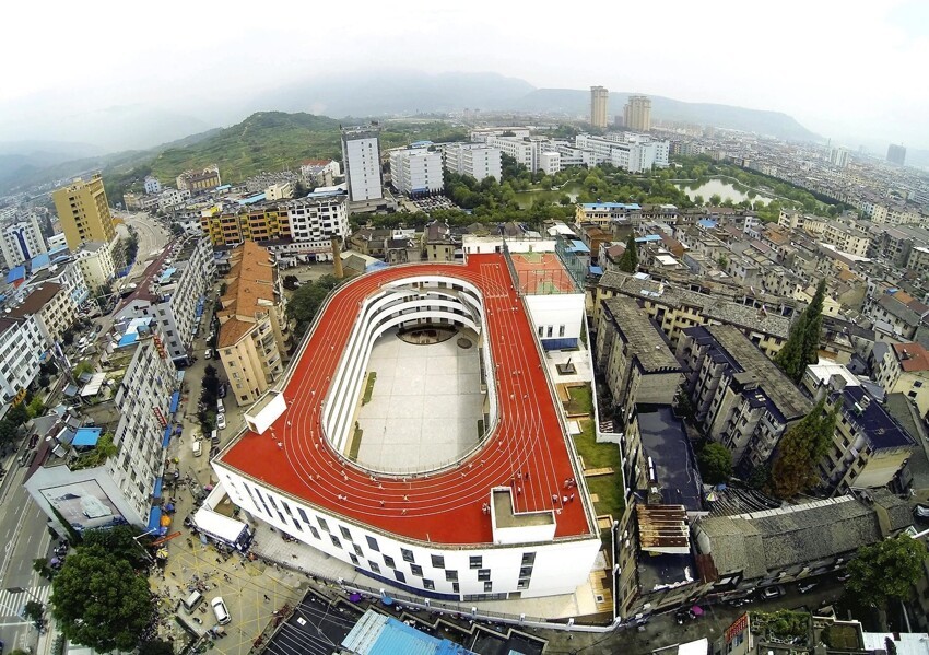 Чтобы сэкономить место, архитекторы придумали инновационную идею строительства детской площадки прямо на крыше начальной школы в провинции Чжэцзян, Китай