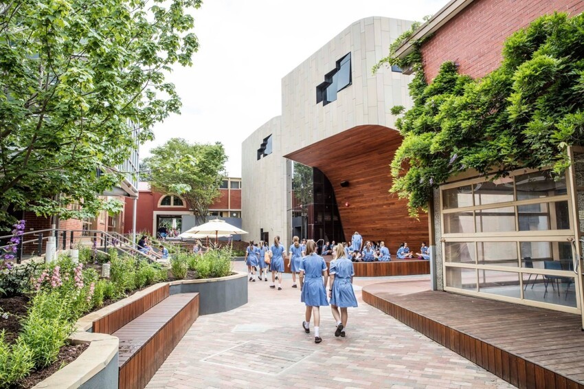И ещё одна австралийская школа для девочек, где перед входом сделана специальная сцена, где можно гулять и выступать