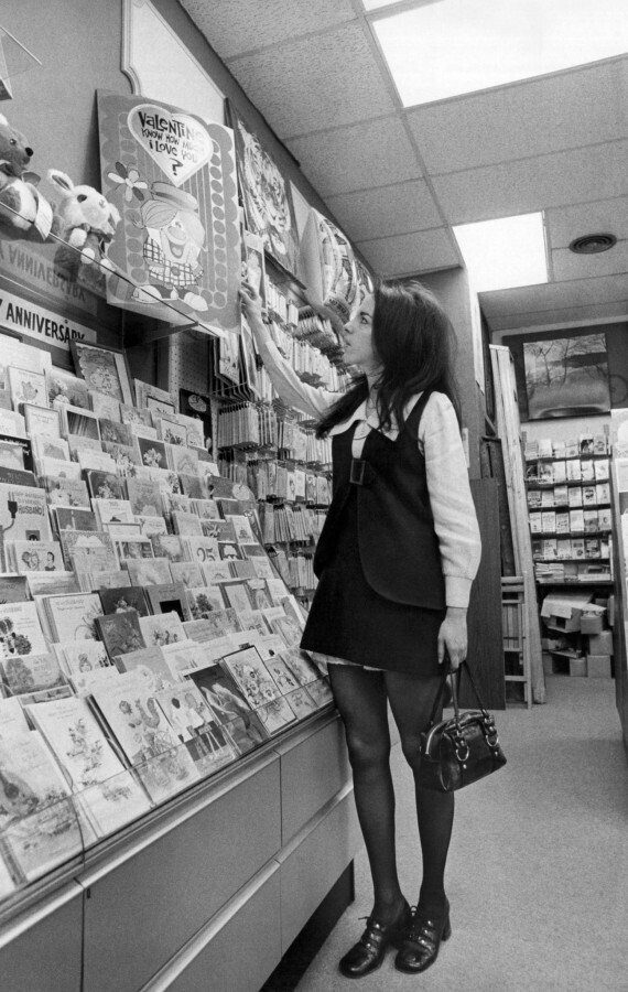 12 февраля 1971 года. Нью-Йорк. Девушка выбирает открытку ко Дню Святого Валентина.