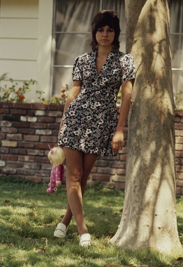 Февраль 1971 года. Американская телевизионная драма «Возможно я вернусь домой весной?». На фото Салли Филд.
