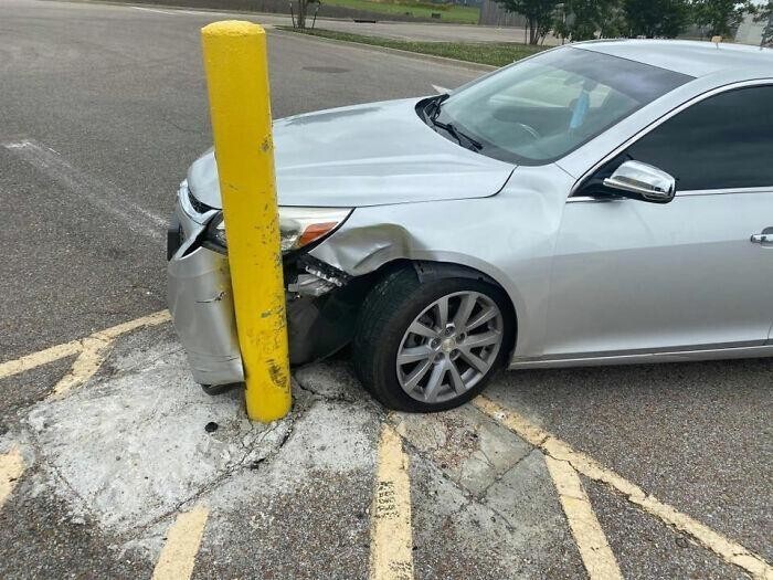 В США столб на парковке вызвал столько аварий, что удостоился личной страницы на Facebook*