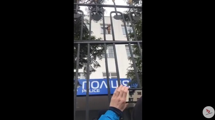 Националист в Киеве собирается выпрыгнуть из окна полиции, требует Авакова и закрыть телеканал «Наш»