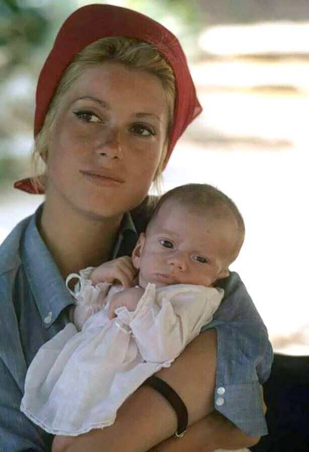 Катрин Денев с новорожденным сыном Кристианом, 1963 год