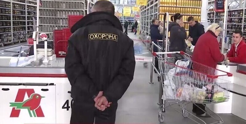 Security магазина отдубасили деда, который зашёл туда в надежде погреть старые кости: видео