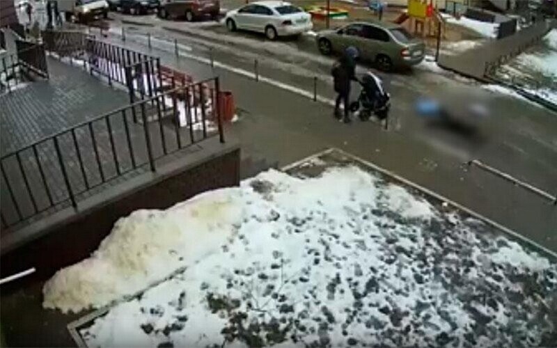 В Воронеже мужчина упал из окна на коляску и убил младенца