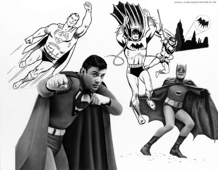 Слева — персонаж Супермен, которого исполнял Боб Холидей, а справа — Бэтмен Адама Уэста.