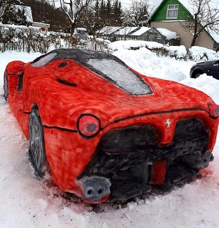 Семейная пара слепила из снега красный Ferrari в натуральную величину