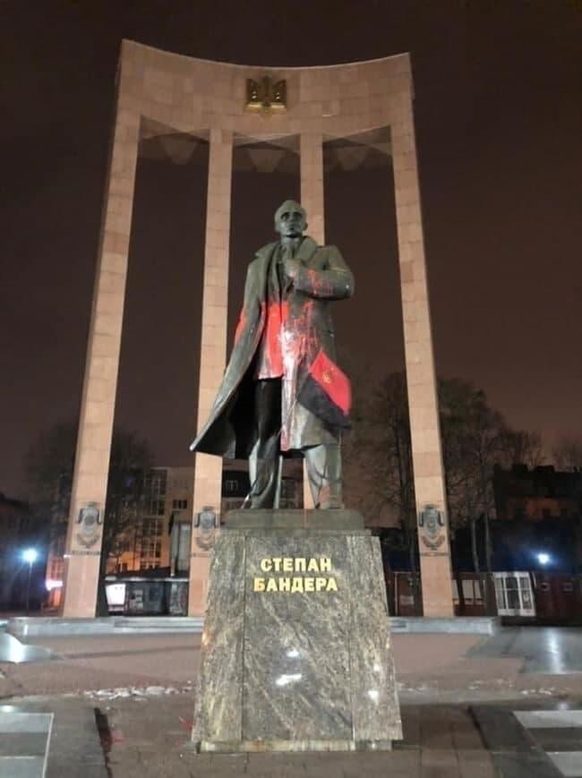 Во Львове осквернили памятник Степану Бандере