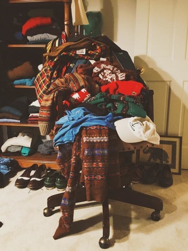У каждого есть стул для одежды, которая слишком грязная для шкафа, но все еще слишком чистая для стирки