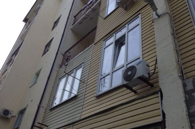 Заехать домой - раскошеливайся: перед многоэтажкой в Ростове вырос платный шлагбаум