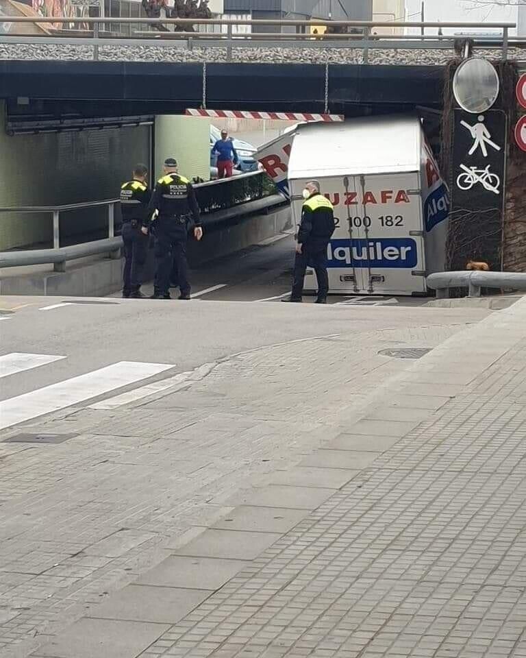 Барселонский "мост глупости" поймал грузовик с саженцами  марихуаны