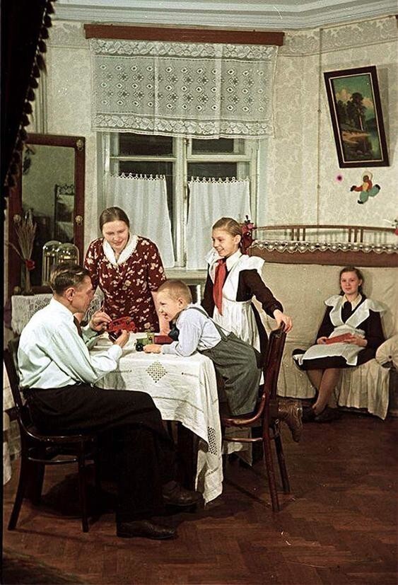 Пекарь фабрики «Большевичка» С. И. Мельников с семьей в новой квартире, предоставленной ему фабрикой