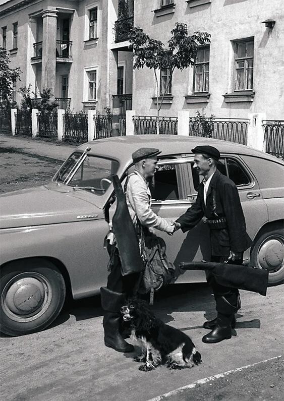 Рабочие кузнечного цеха ЧТЗ Иван Жуков (слева) и Николай Кудрявцев отправляются на охоту в воскресный день на личной машине Жукова