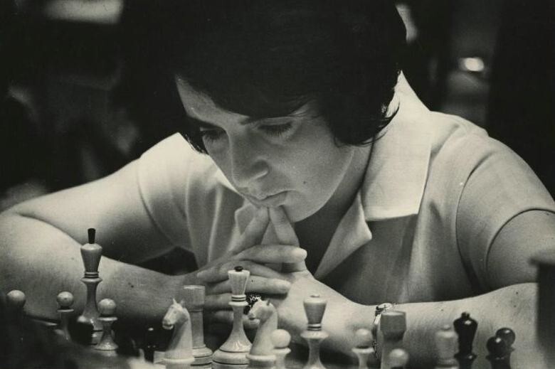 Нона Гаприндашвили стала в 1978 году первой женщиной, получившей звание общего гроссмейстера