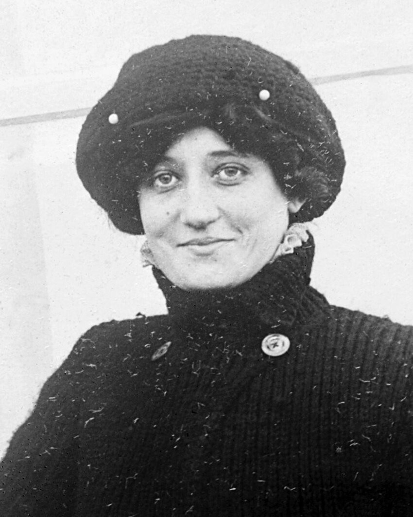 Элизе Дерош - первая женщина покорившая небо. 22 октября 1909 года она  поднялась в небо на аэроплане