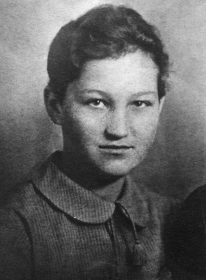 Зоя Анатольевна Космодемьянская - первая женщина, удостоенная звания Героя Советского Союза (посмертно) во время Великой Отечественной войны.