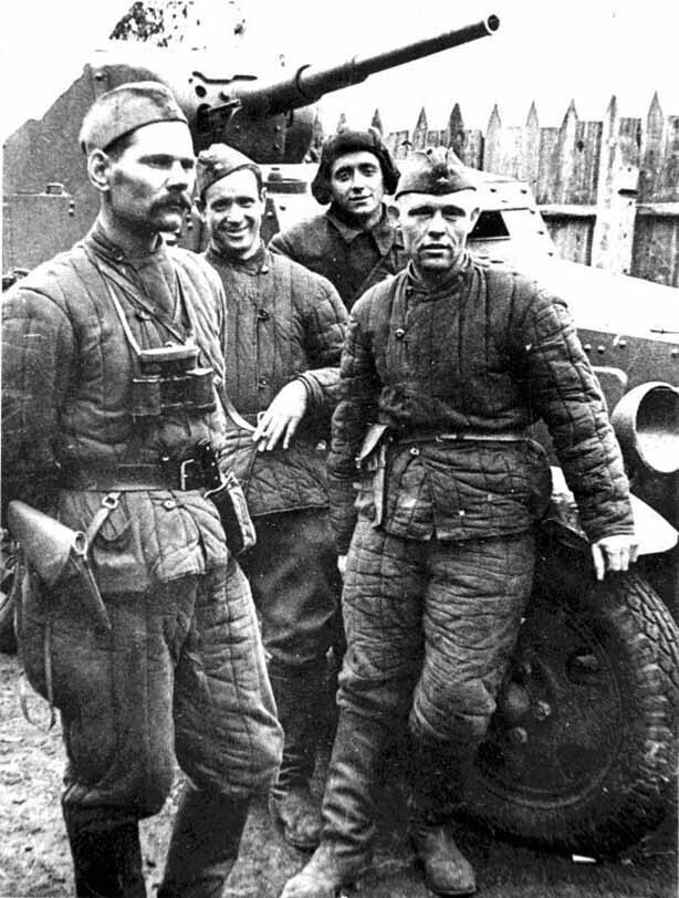 Бойцы бронедивизиона отдельного Ижорского батальона 55-ой армии Ленинградского фронта 