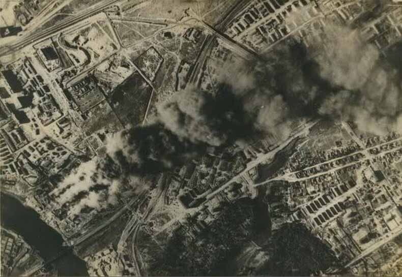Фотография,сделанная с борта немецкого бомбардировщика во время одного из налётов на Москву в районе станции Фили.5 августа 1941 года