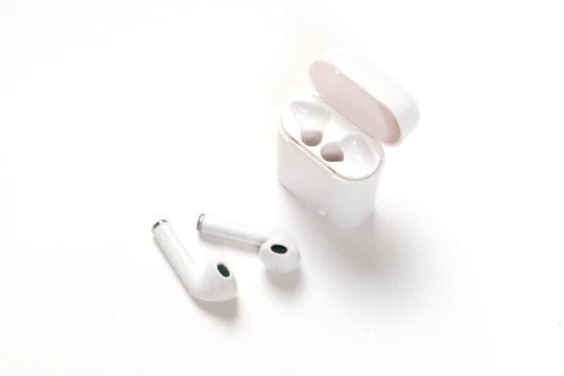 Мужчина проглотил во сне Airpods