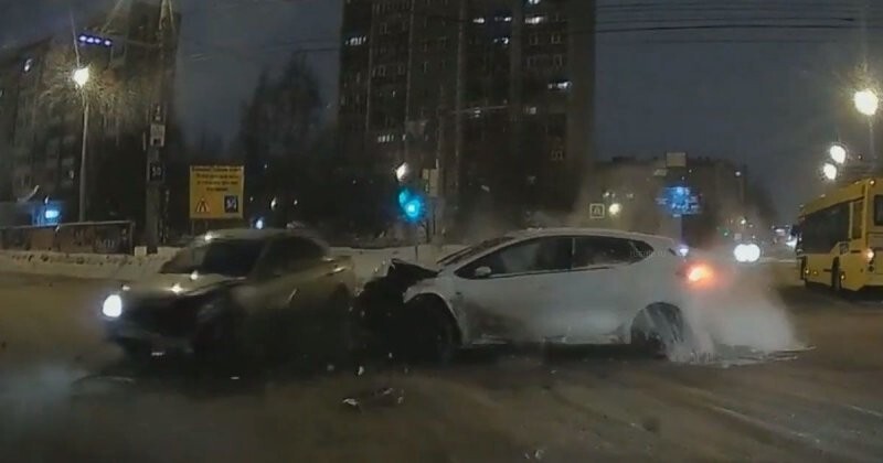 Серьезное столкновение на перекрестке в Ижевске