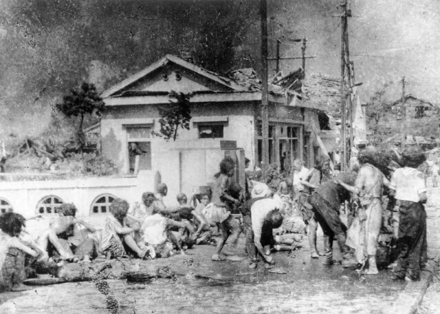 Выжившие после взрыва, ждут медицинской помощи в Хиросиме, Япония, 6 августа 1945 года.