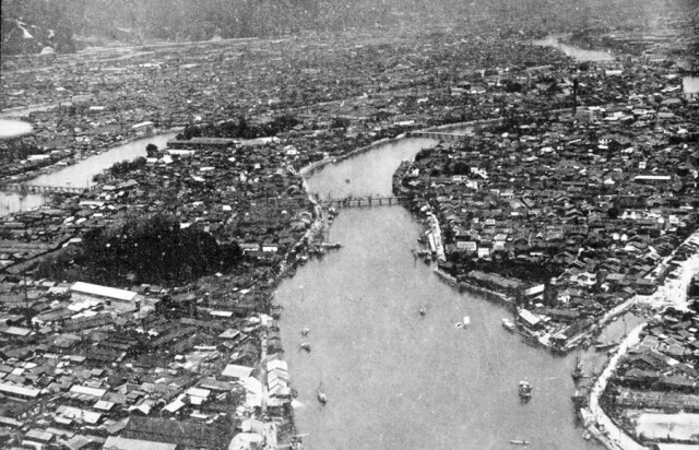 Вид с воздуха на густо застроенный р-н Хиросимы вдоль реки Мотоясугава. За исключением очень тяжелых каменных конструкций, вся территория была разрушена.