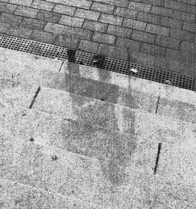 Хиросима, на ступеньках осталась тень от погибшего человека.