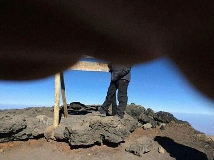 "Мой приятель совершил восхождение на Килиманджаро. Тяжелое восхождение длилось неделю. На вершине он попросил проводника сфотографировать его, пока телефон не сел от пронизывающего холода. Вот это памятное фото"