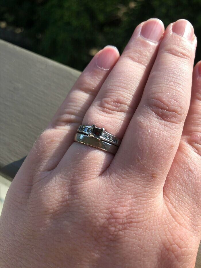 "Перед свадьбой мы купили обручальные кольца с 10-летней гарантией. Сегодня из моего кольца выпал бриллиант. А вчера мы отметили 10-летие семейной жизни"