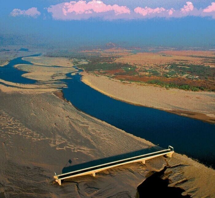 В 1998 году в Гондурасе построили мост через реку Чолутека. Через несколько лет ураган изменил русло реки
