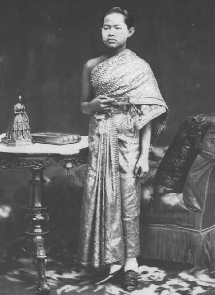 В XIX веке в Таиланде прикосновение к королеве каралось смертной казнью. В 1880 году лодка, в которой была правительница, перевернулась и пошла ко дну. оролева тоже утонула: ведь никто не дерзнул спасать ее