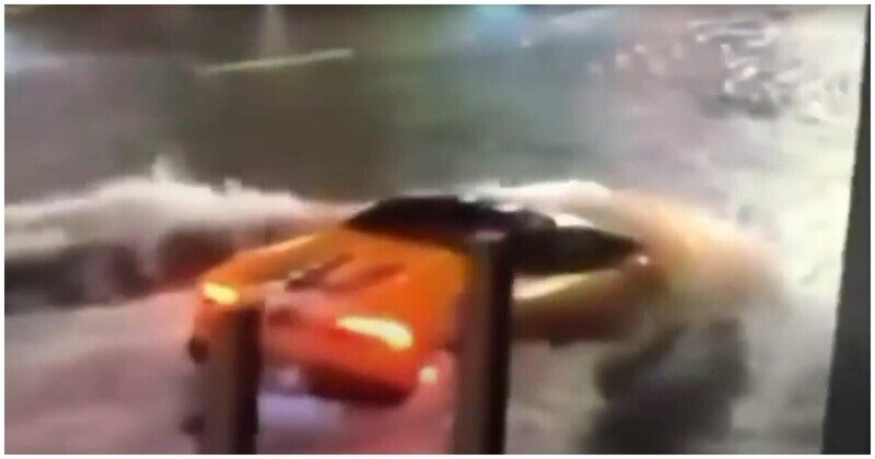 Поймал волну: автомобиль Lamborghini эффектно проехал по затопленной улице